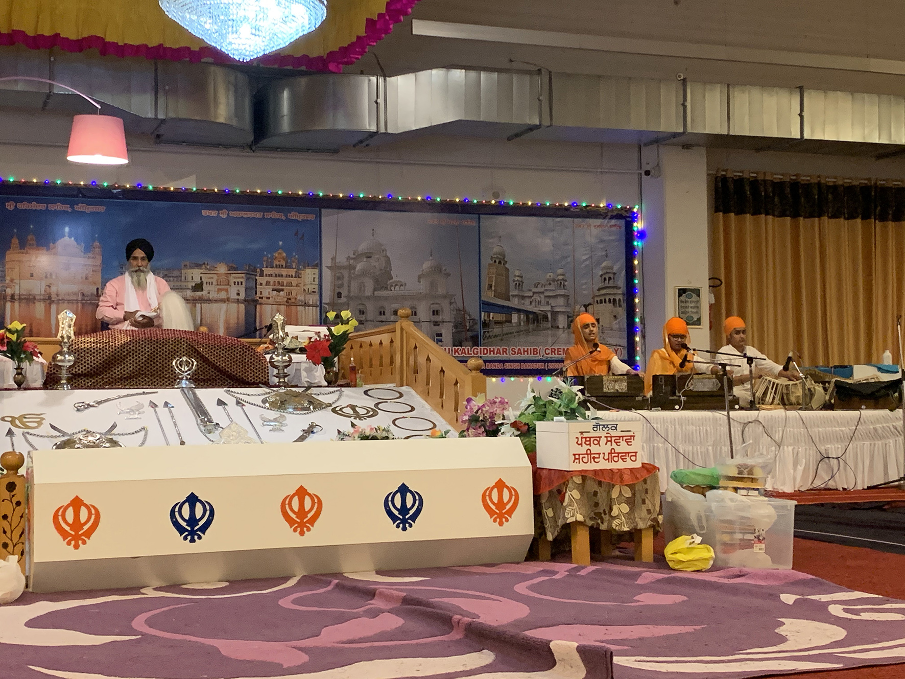 Sheagdeep Kaur, Kamaldeep Kaur e Jaskirat Singh eseguono kirtan al Gurdwara di Pessina Cremonese per il Bandi Chorr Diwas del 27 ottobre 2019