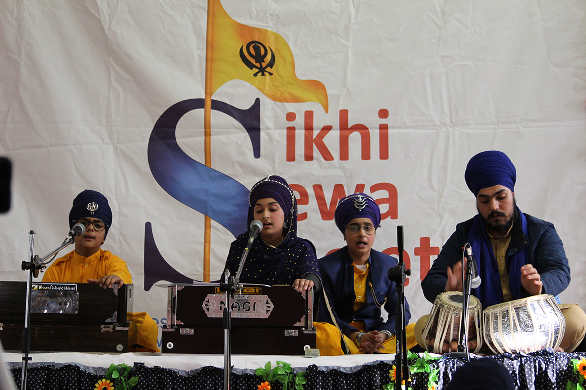 Sheagdeep Kaur, Kamaldeep Kaur e Jaskirat Singh eseguono kirtan al Gurdwara di Pessina Cremonese per il Bandi Chorr Diwas del 27 ottobre 2019